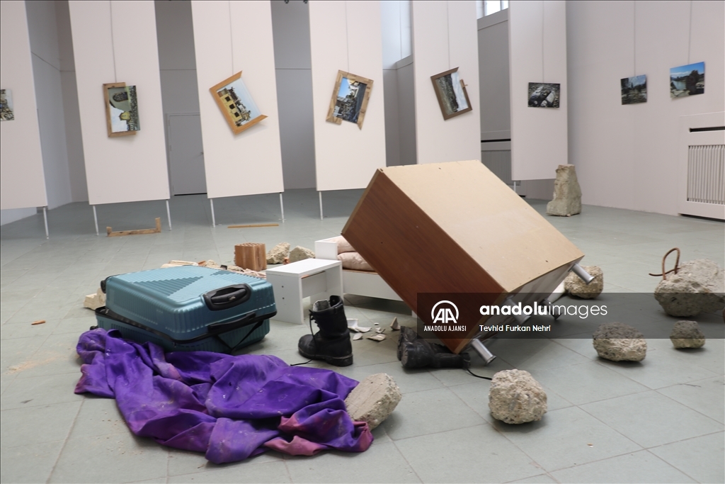 Depremden kurtulan öğrenci afetin acı yüzünü fotoğraflarla anlattı