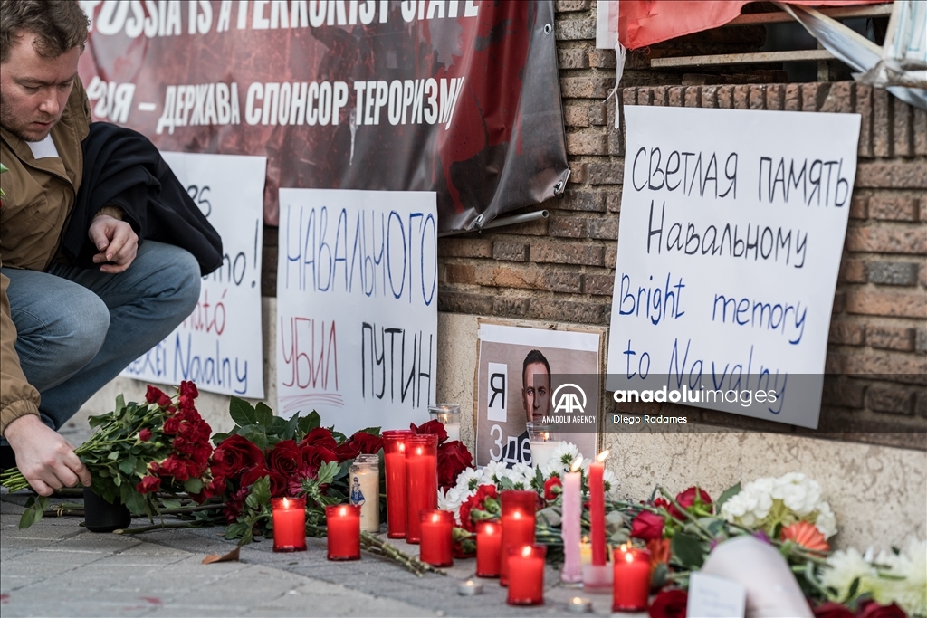 Перед посольством РФ в Мадриде почтили память российского оппозиционера Алексея Навального