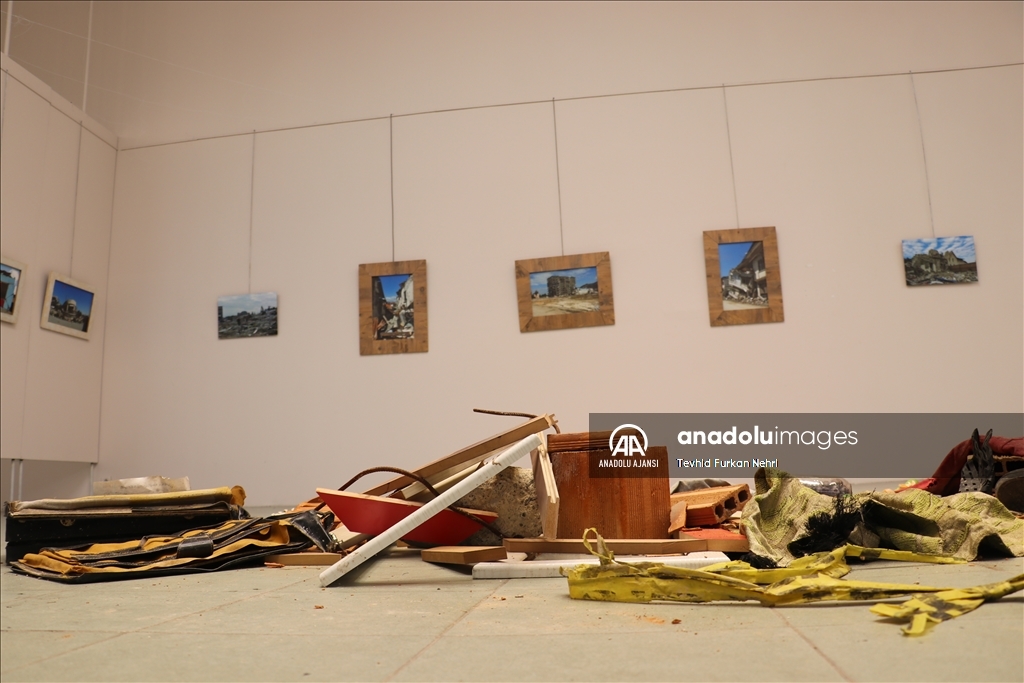 Depremden kurtulan öğrenci afetin acı yüzünü fotoğraflarla anlattı