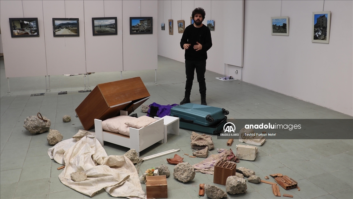 Depremden kurtulan öğrenci afetin acı yüzünü fotoğraflarla anlattı