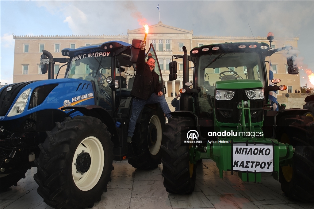 Yunanistan'da çiftçiler, Atina'da gösteri düzenledi