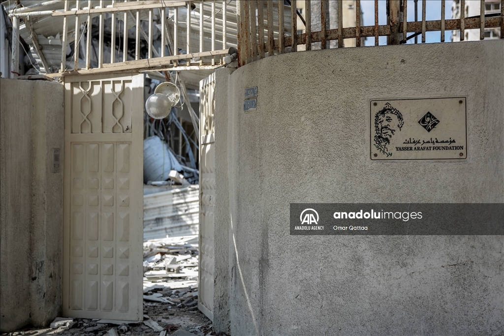 Israel demolishes the house of Palestinian leader Arafat in Gaza