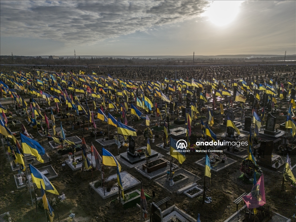 Над могилами украинских солдат на кладбище в Харькове развеваются флаги Украины