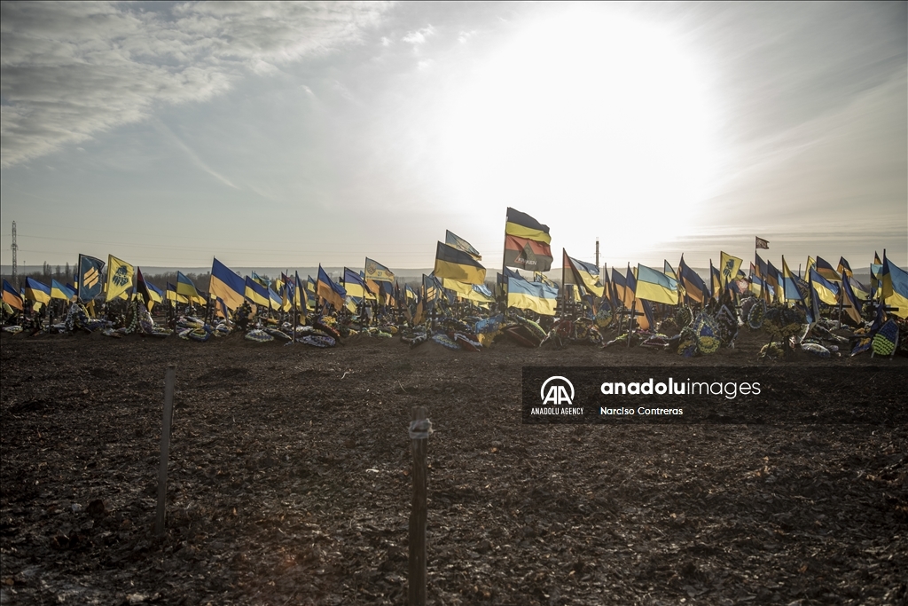 Над могилами украинских солдат на кладбище в Харькове развеваются флаги Украины