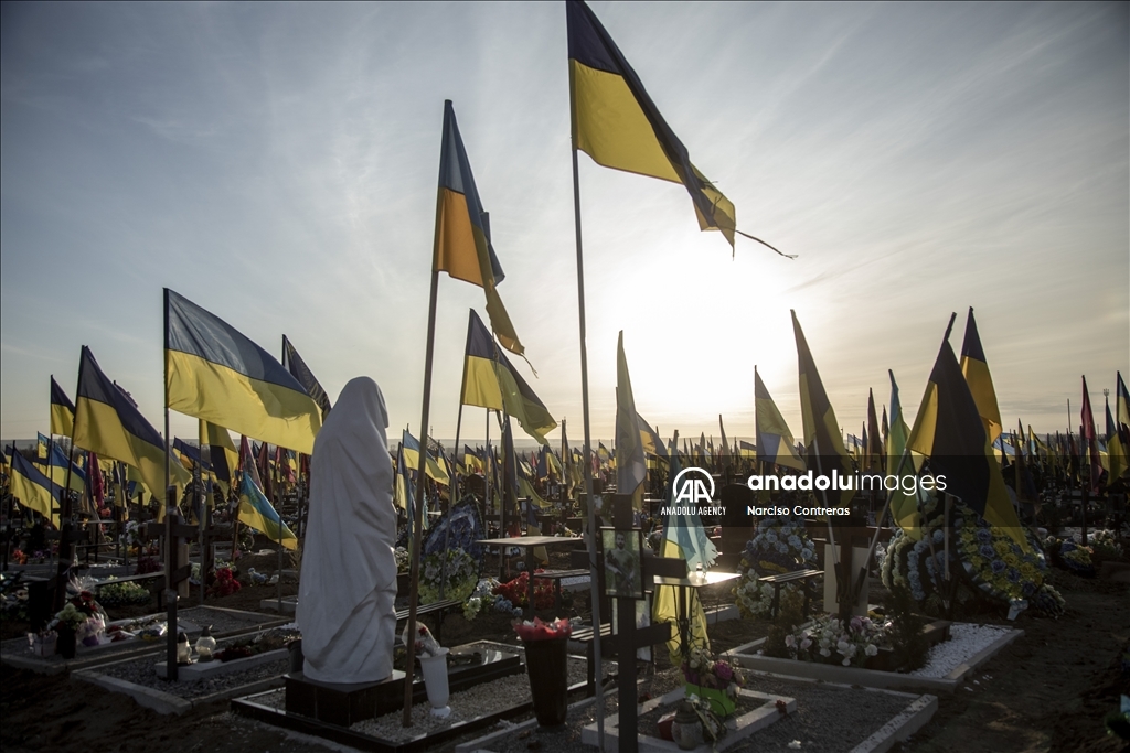Над могилами украинских солдат на кладбище в Харькове развеваются флаги Украины