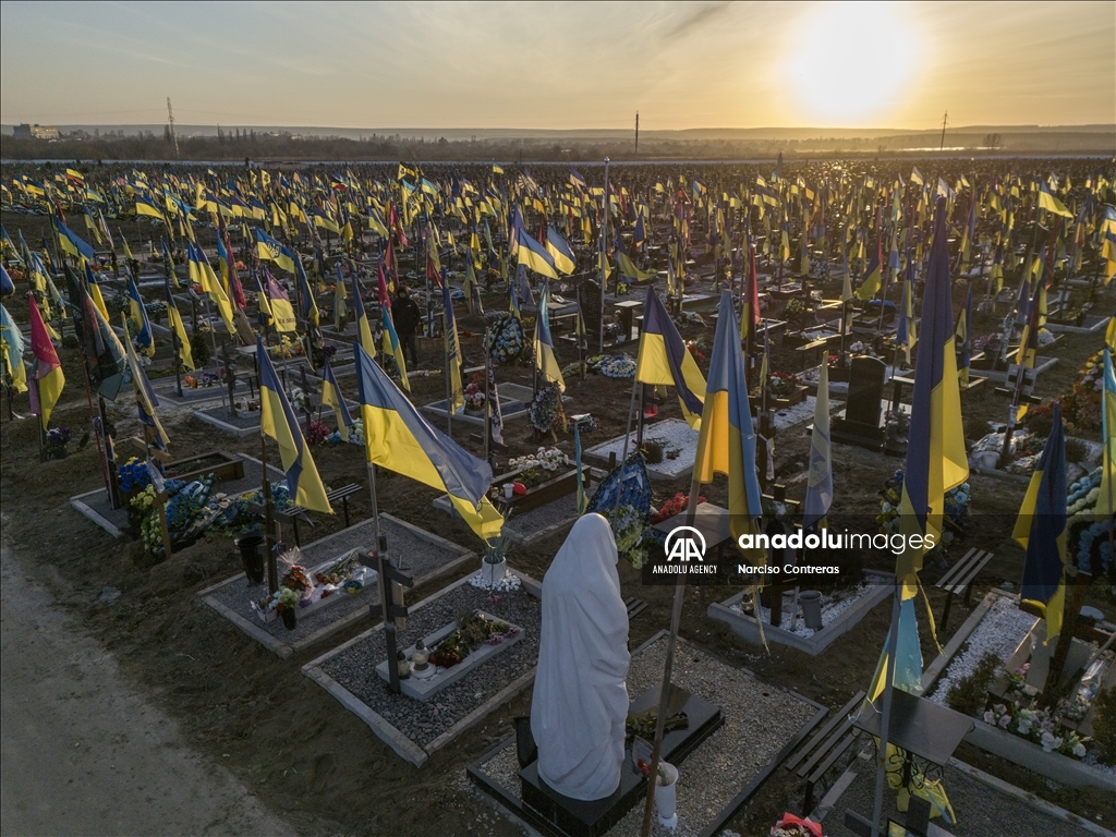 Над могилами украинских солдат на кладбище в Харькове развеваются флаги Украины