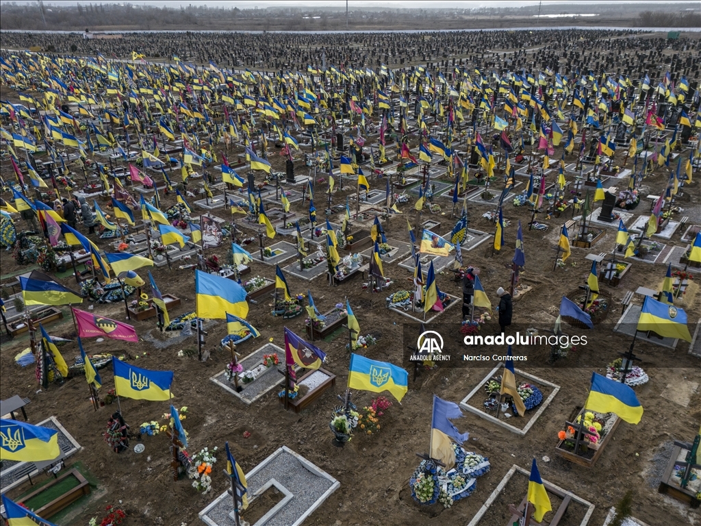 Над могилами украинских солдат на кладбище в Харькове развеваются флаги Украины