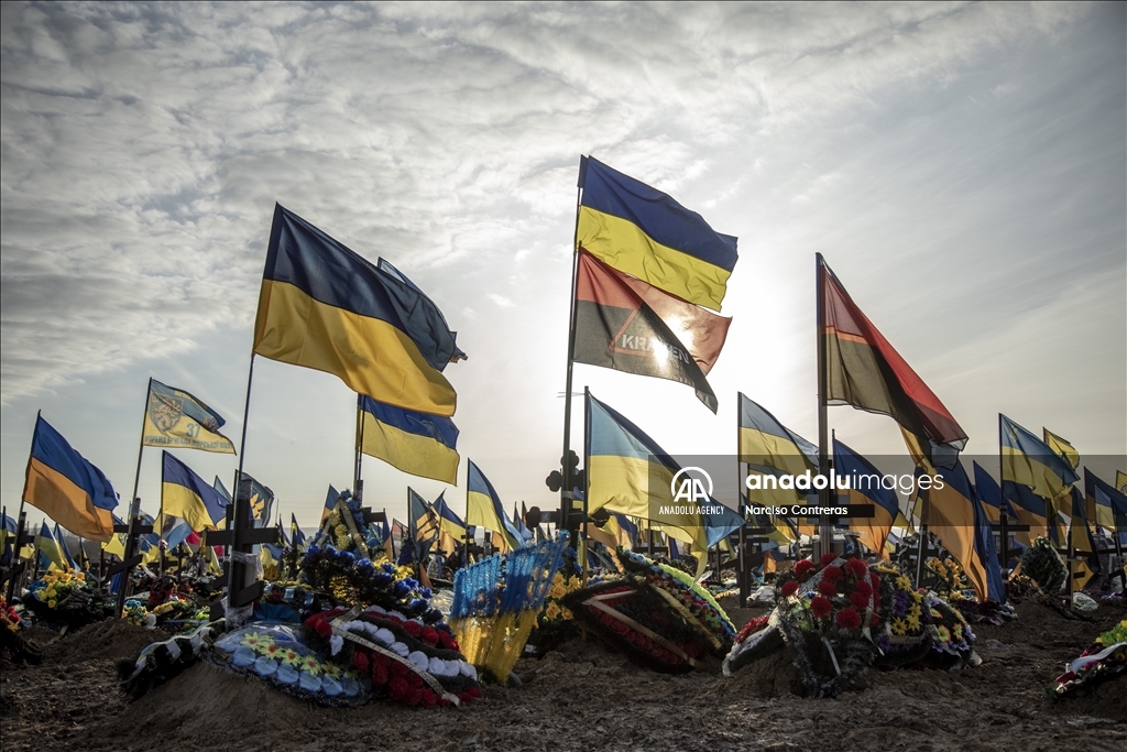 Над могилами украинских солдат на кладбище в Харькове развеваются флаги Украины