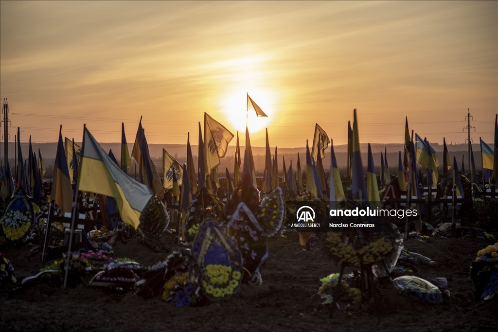 Над могилами украинских солдат на кладбище в Харькове развеваются флаги Украины