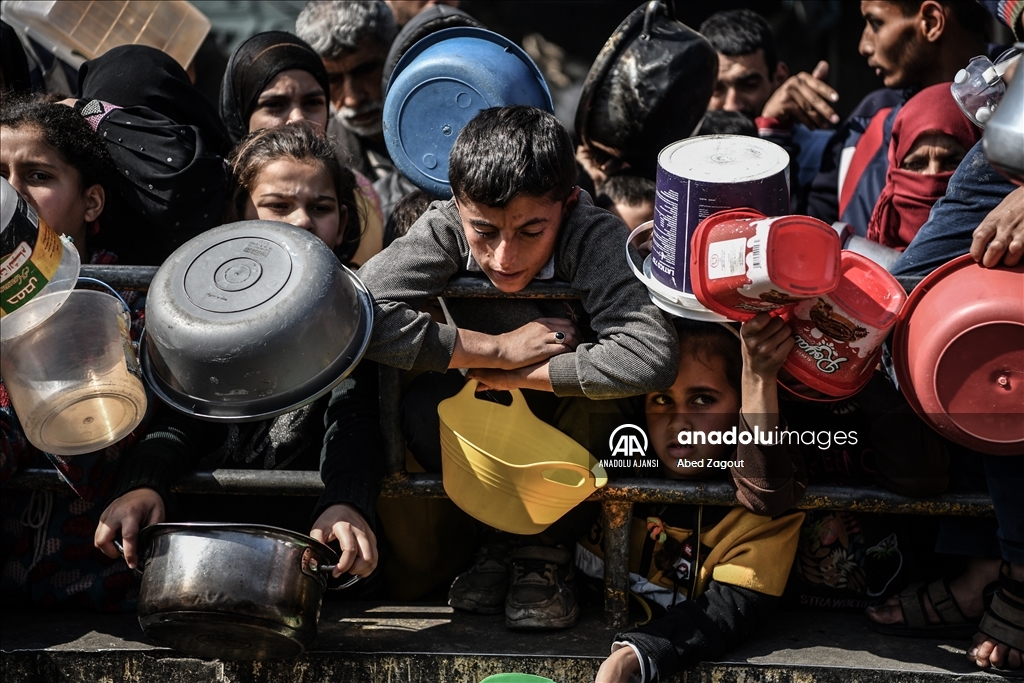 İsrail saldırıları altındaki Gazze'de çocuklar, ailelerine destek olmak için mücadele veriyor