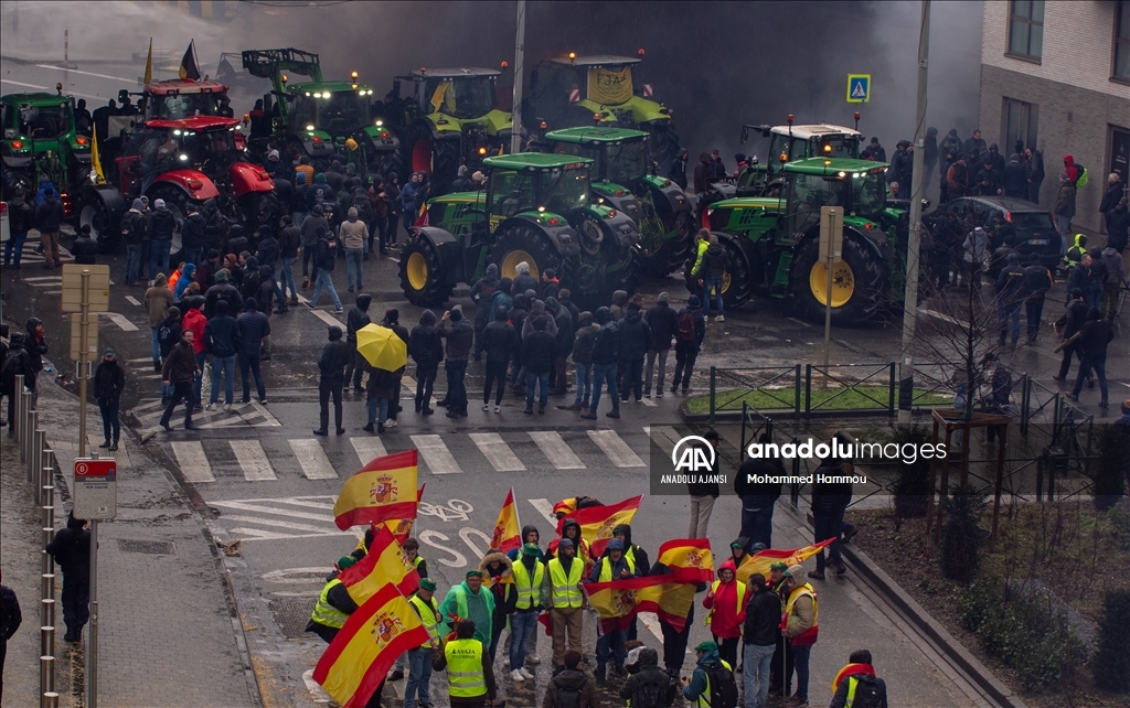 Çiftçiler, AB kurumları önünde protesto düzenledi