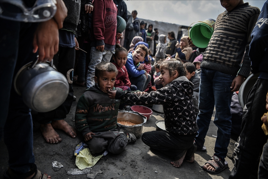 Palestinians wait long queues for food in Rafah