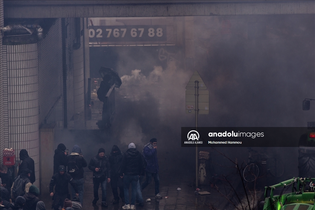 Çiftçiler, AB kurumları önünde protesto düzenledi