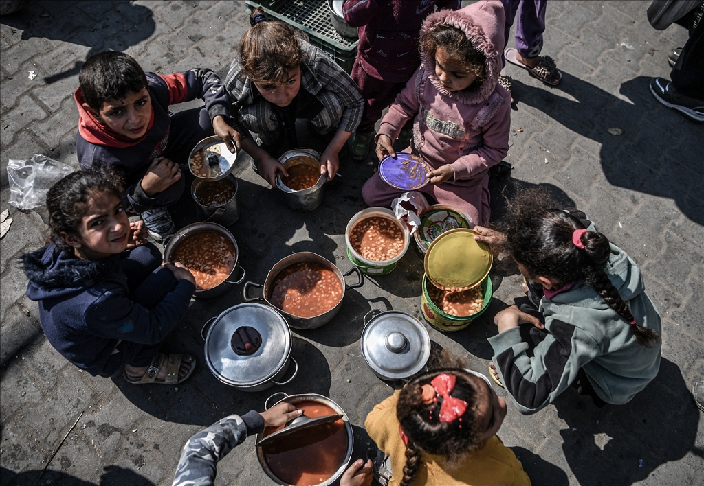 Palestinians wait long queues for food in Rafah