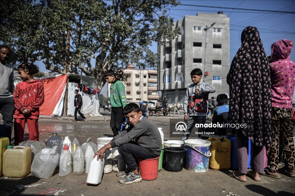 İsrail saldırıları altındaki Gazze'de çocuklar, ailelerine destek olmak için mücadele veriyor