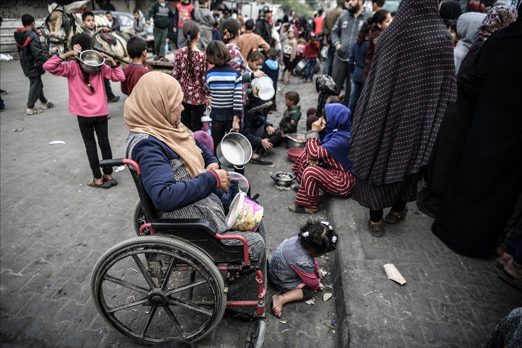 Palestinians wait long queues for food in Rafah