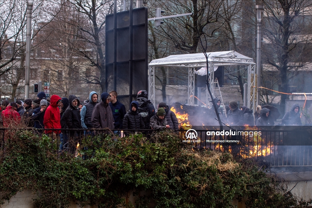 Çiftçiler, AB kurumları önünde protesto düzenledi