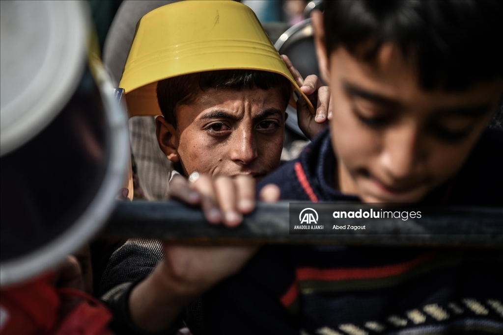 İsrail saldırıları altındaki Gazze'de çocuklar, ailelerine destek olmak için mücadele veriyor