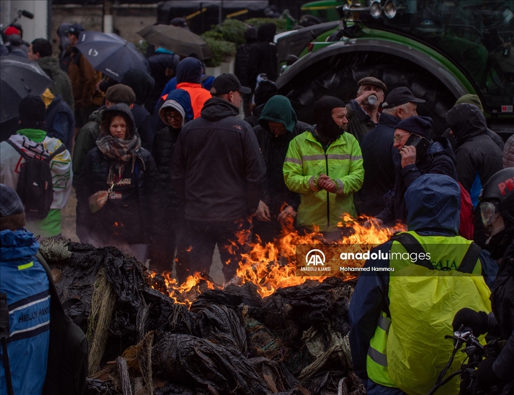 Çiftçiler, AB kurumları önünde protesto düzenledi