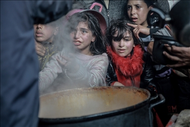 Des Palestiniens font la queue pour obtenir de la nourriture à Rafah