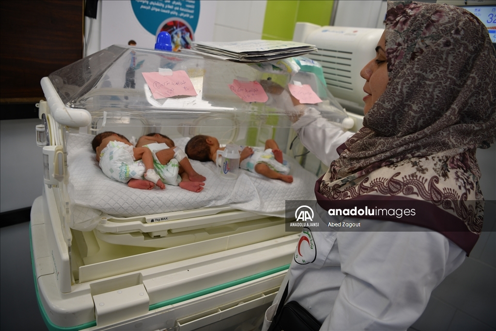 Gazze'deki BAE Hilal Hastanesi'nde bir kuvözü birden fazla prematüre bebek paylaşmak zorunda kalıyor