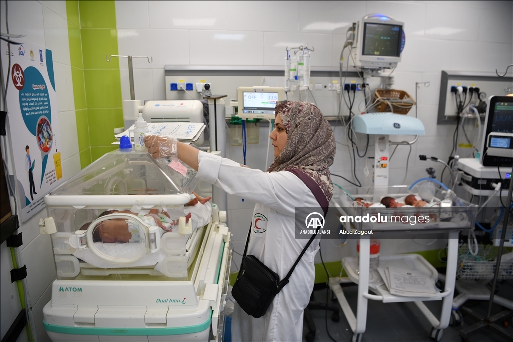 Gazze'deki BAE Hilal Hastanesi'nde bir kuvözü birden fazla prematüre bebek paylaşmak zorunda kalıyor