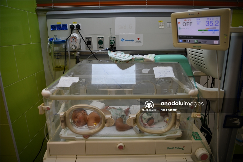 Gazze'deki BAE Hilal Hastanesi'nde bir kuvözü birden fazla prematüre bebek paylaşmak zorunda kalıyor