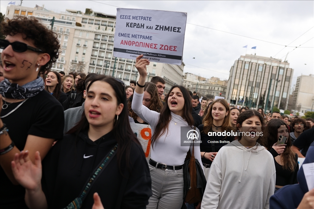 Yunanistan'da 57 kişinin ölümüne neden olan tren kazasının birinci yılı protestolarla anıldı