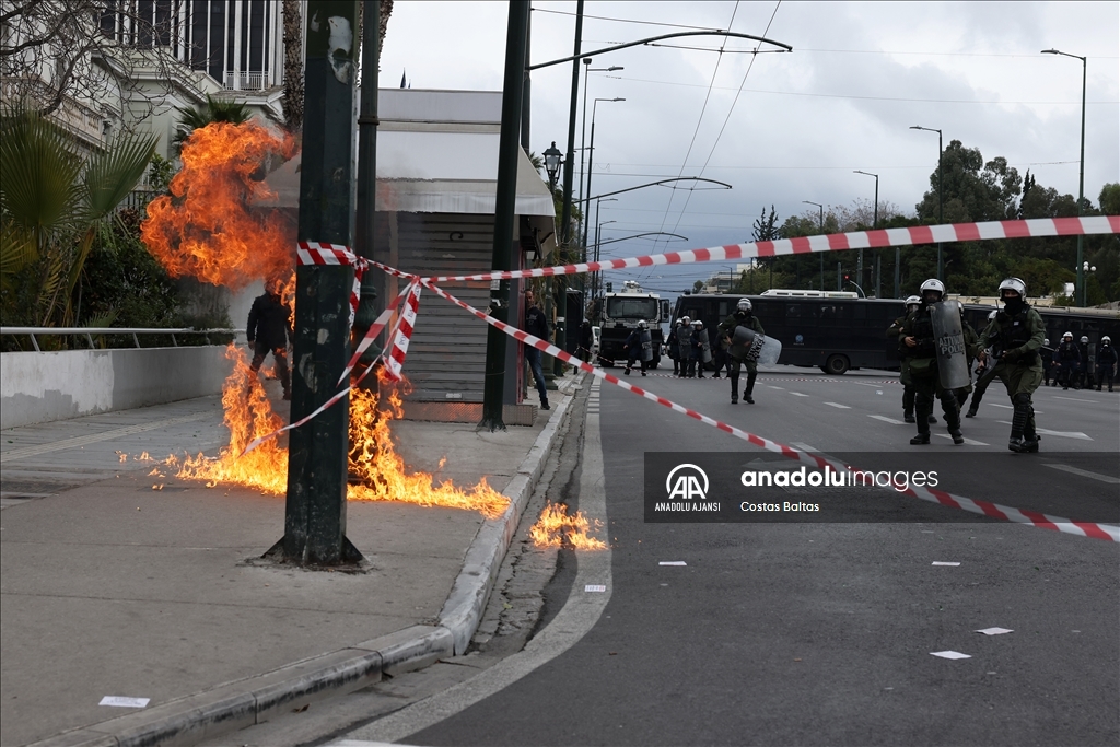 Yunanistan'da 57 kişinin ölümüne neden olan tren kazasının birinci yılı protestolarla anıldı