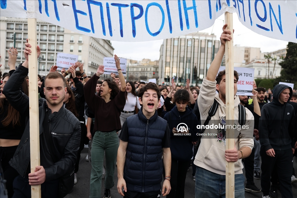 Yunanistan'da 57 kişinin ölümüne neden olan tren kazasının birinci yılı protestolarla anıldı