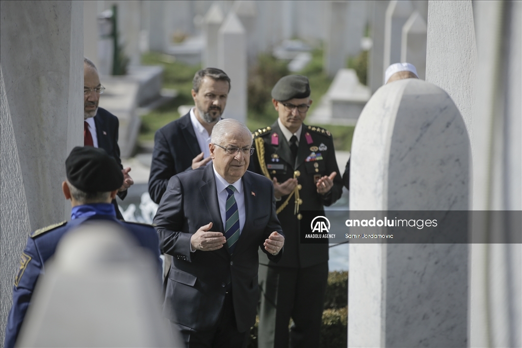 وزير الدفاع التركي يزور مقبرة الشهداء في البوسنة