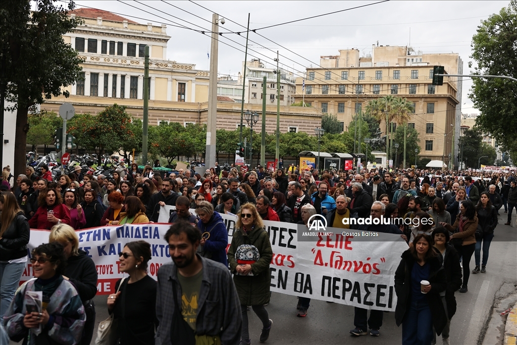 Yunanistan'da 57 kişinin ölümüne neden olan tren kazasının birinci yılı protestolarla anıldı