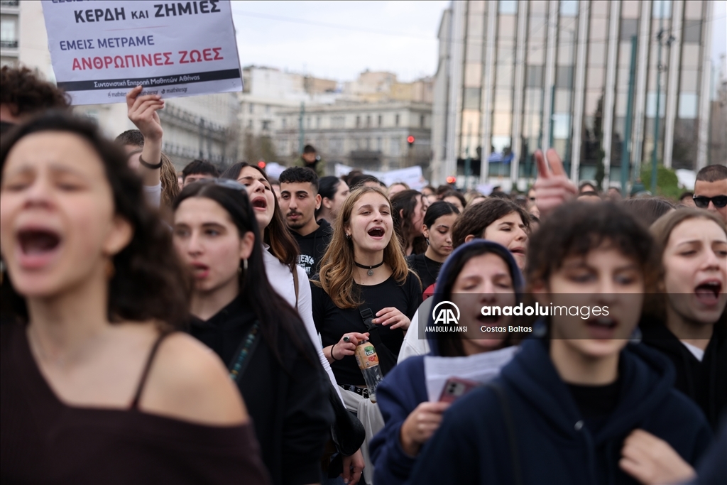 Yunanistan'da 57 kişinin ölümüne neden olan tren kazasının birinci yılı protestolarla anıldı