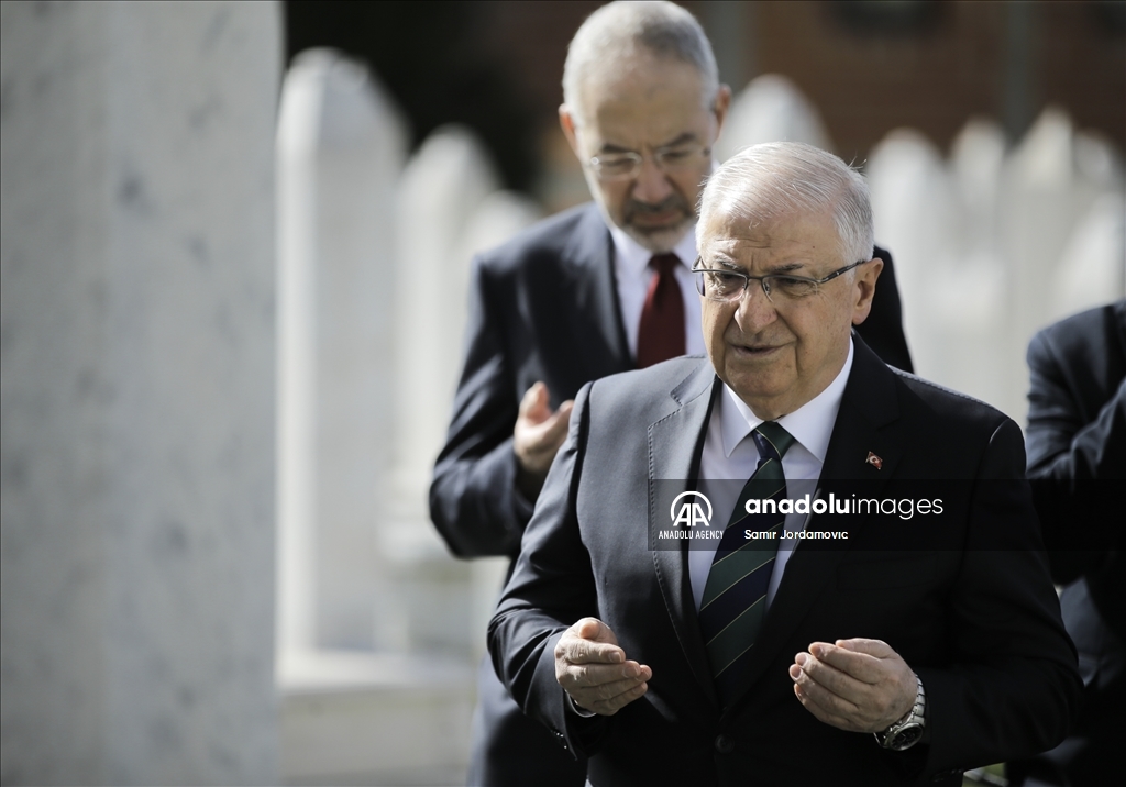 وزير الدفاع التركي يزور مقبرة الشهداء في البوسنة