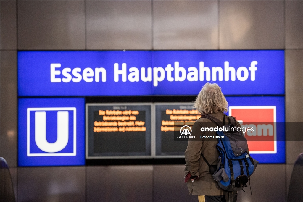 Almanya'da toplu taşıma çalışanları iki günlük greve gitti