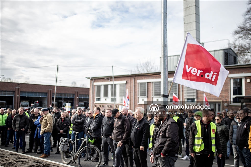 Almanya'da toplu taşıma çalışanları iki günlük greve gitti