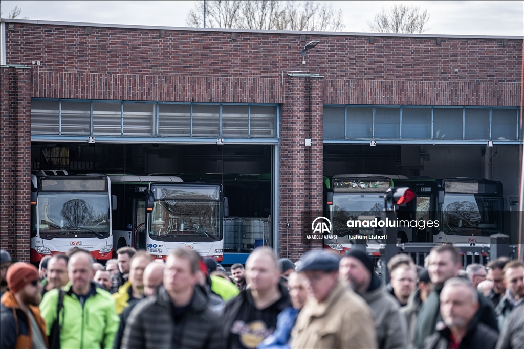 Almanya'da toplu taşıma çalışanları iki günlük greve gitti