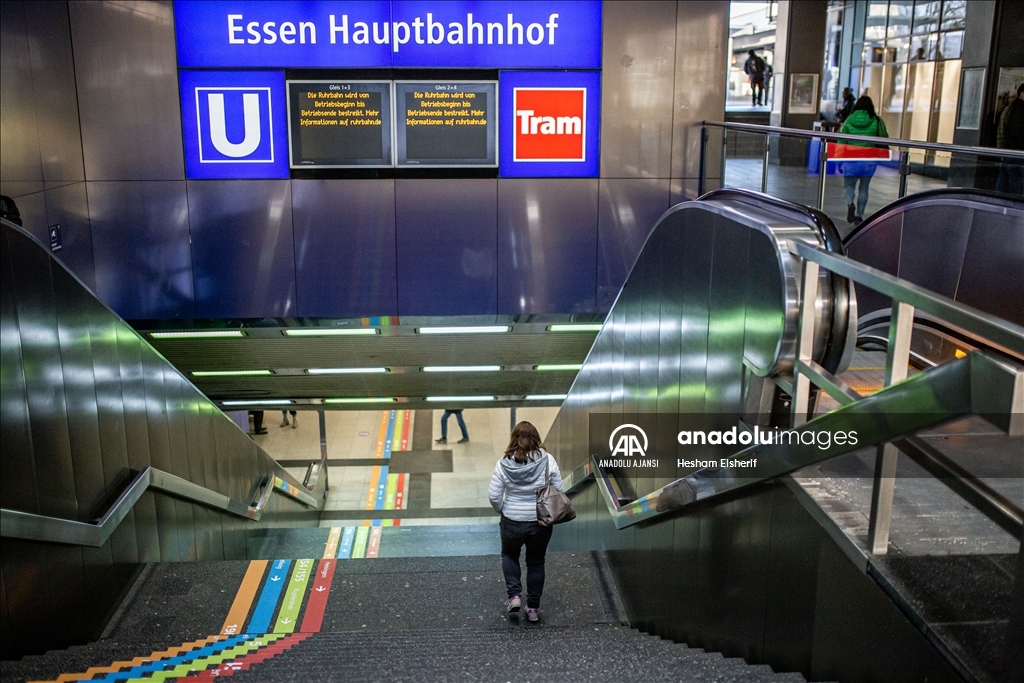 Almanya'da toplu taşıma çalışanları iki günlük greve gitti