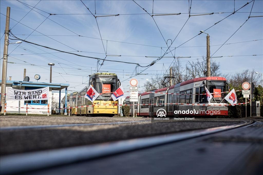 Almanya'da toplu taşıma çalışanları iki günlük greve gitti