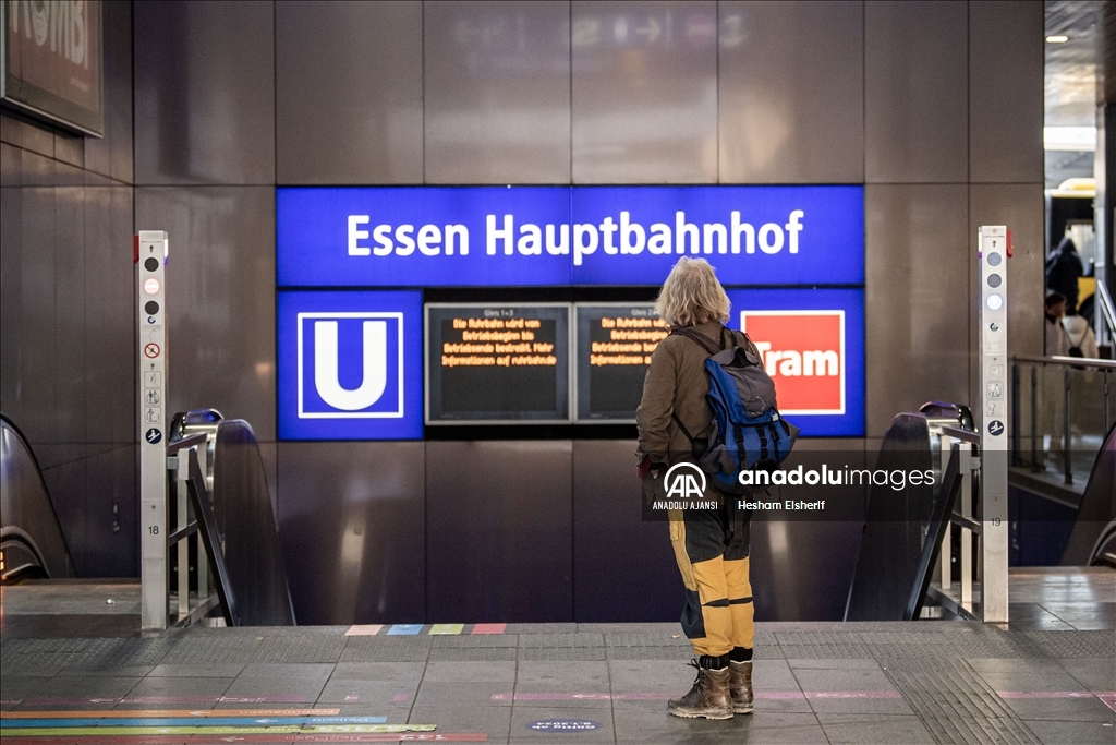 Almanya'da toplu taşıma çalışanları iki günlük greve gitti