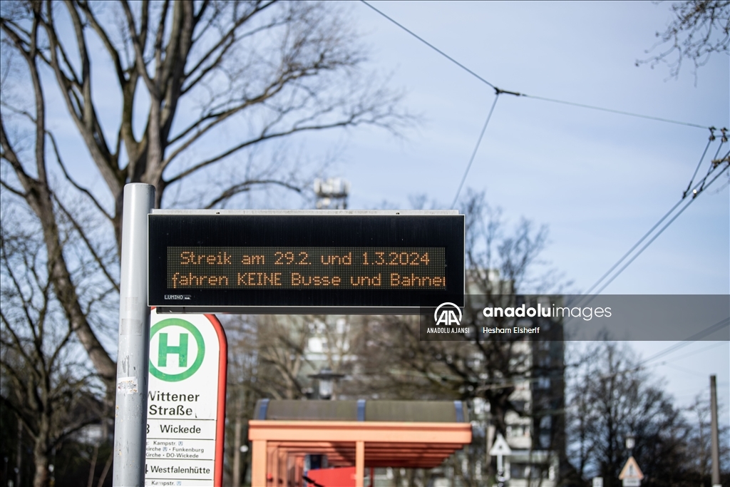 Almanya'da toplu taşıma çalışanları iki günlük greve gitti