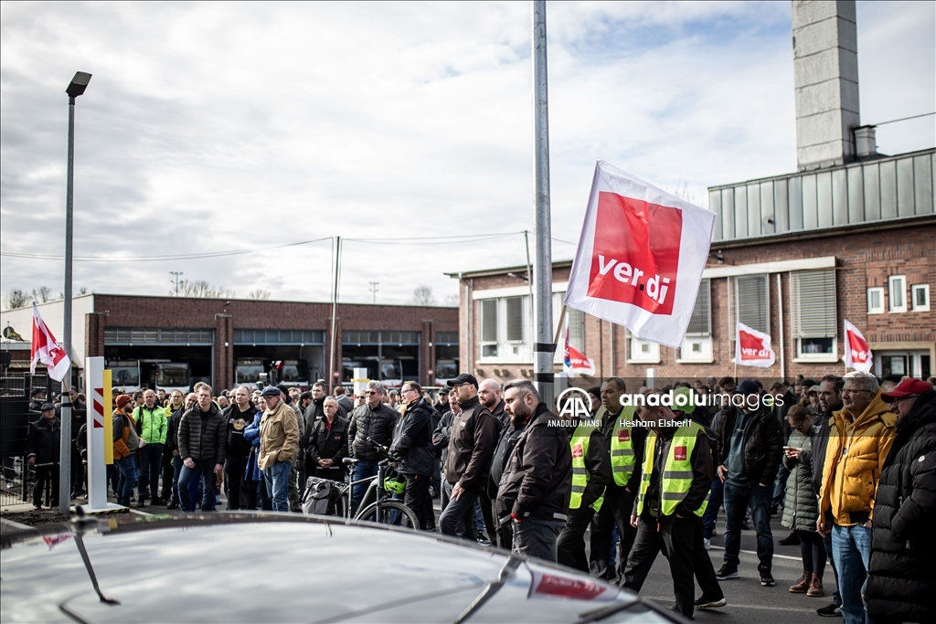 Almanya'da toplu taşıma çalışanları iki günlük greve gitti