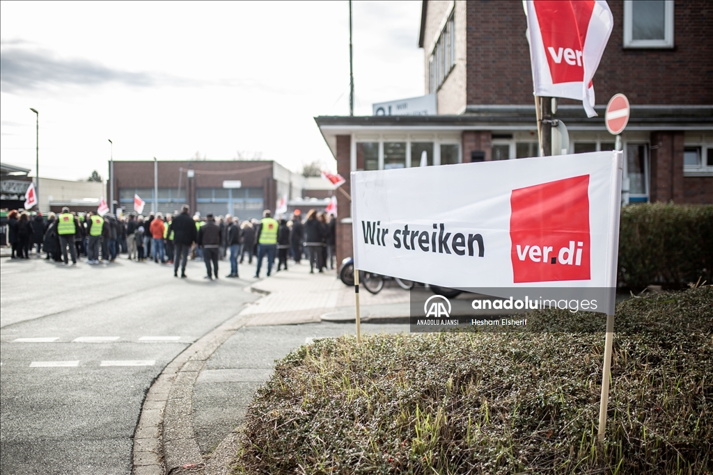 Almanya'da toplu taşıma çalışanları iki günlük greve gitti