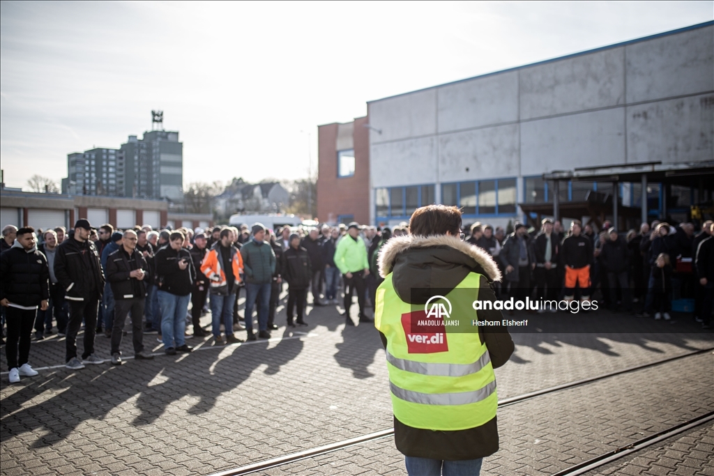Almanya'da toplu taşıma çalışanları iki günlük greve gitti