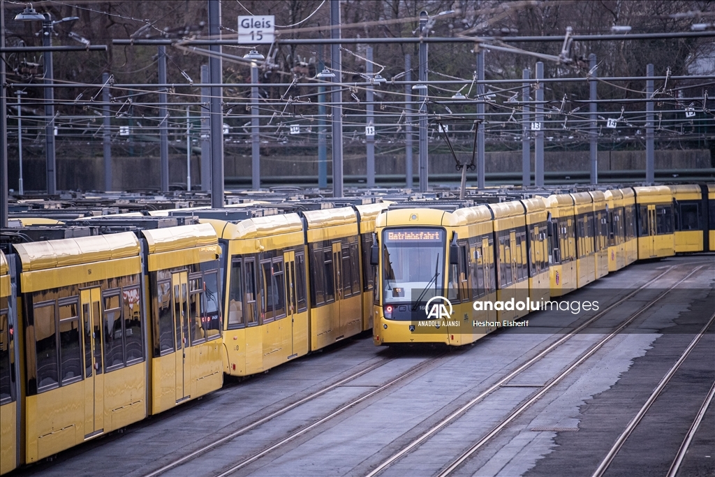 Almanya'da toplu taşıma çalışanları iki günlük greve gitti