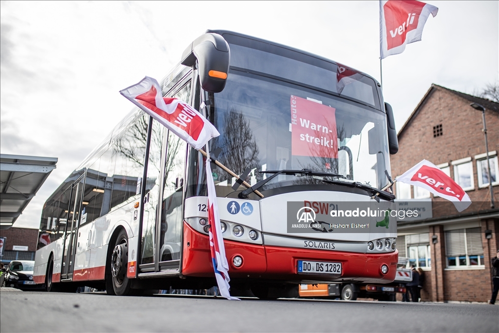 Almanya'da toplu taşıma çalışanları iki günlük greve gitti