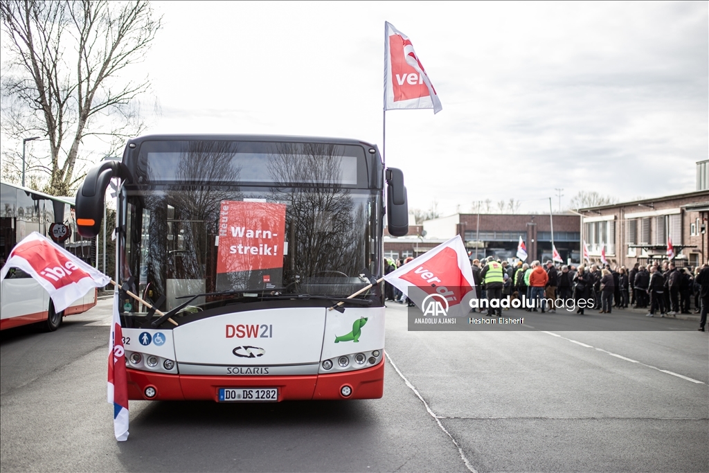 Almanya'da toplu taşıma çalışanları iki günlük greve gitti