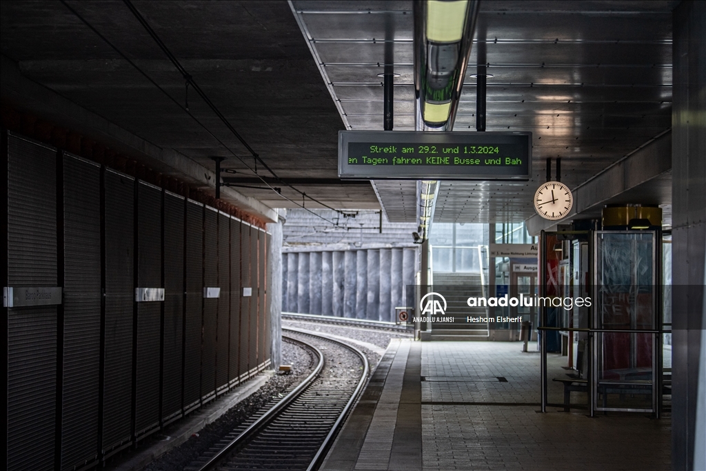 Almanya'da toplu taşıma çalışanları iki günlük greve gitti