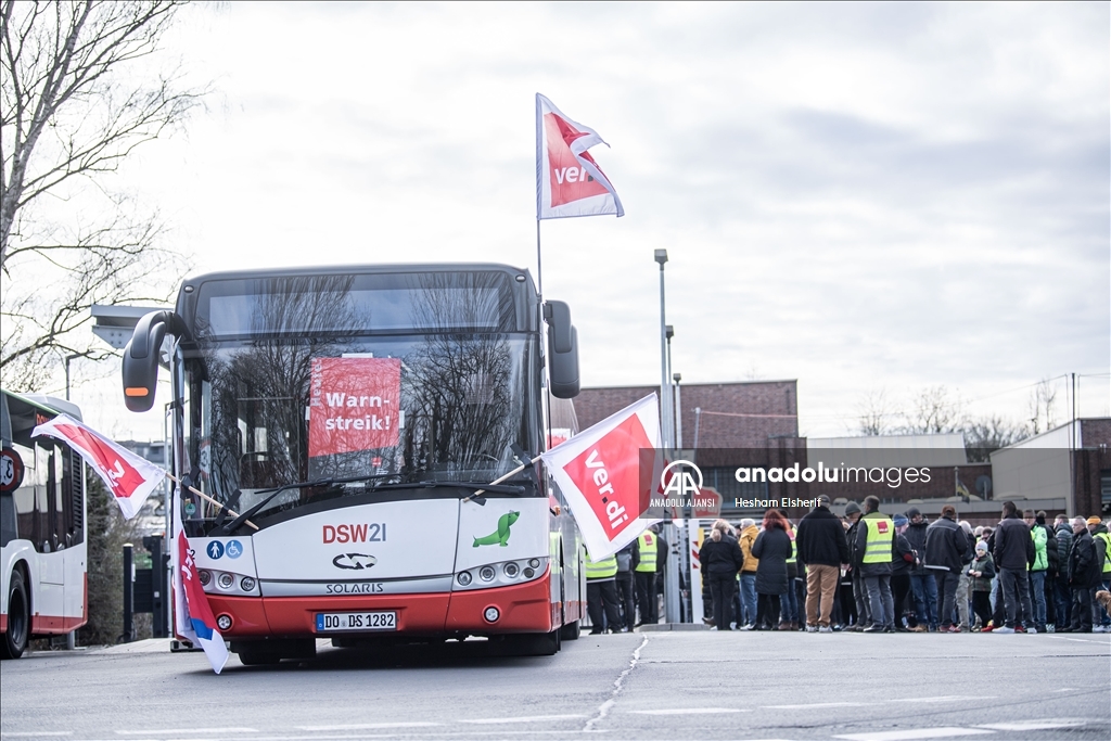 Almanya'da toplu taşıma çalışanları iki günlük greve gitti