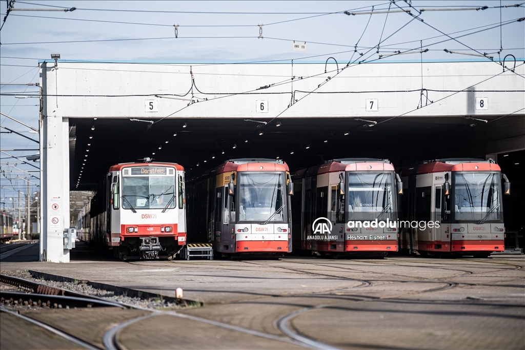 Almanya'da toplu taşıma çalışanları iki günlük greve gitti